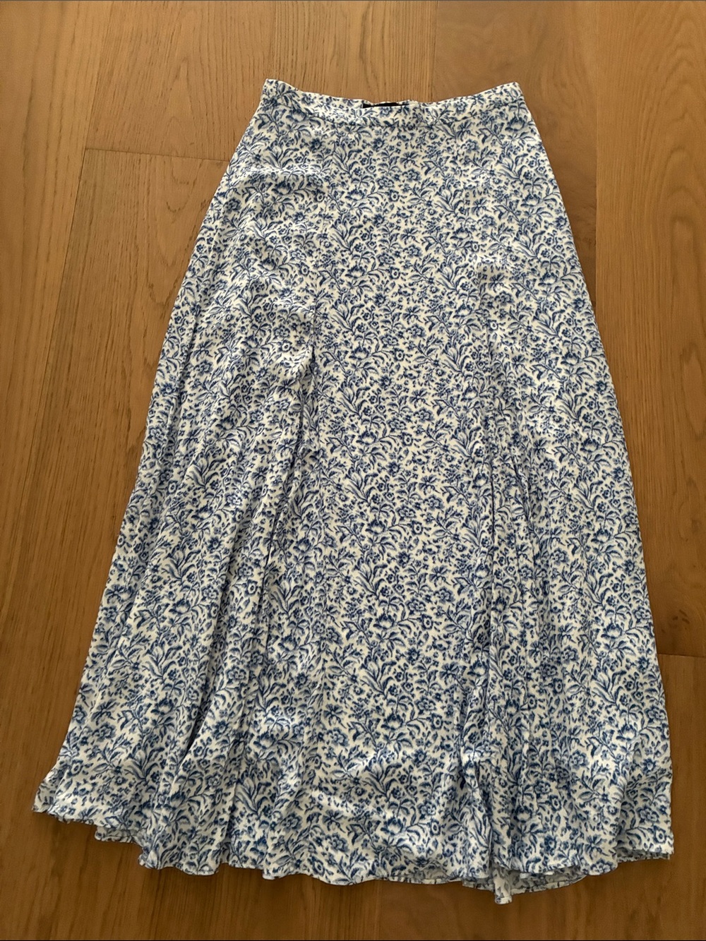 Banana Republic Women’s Petite Blue and White Floral Midi Skirt. 0 Petite. NWT.